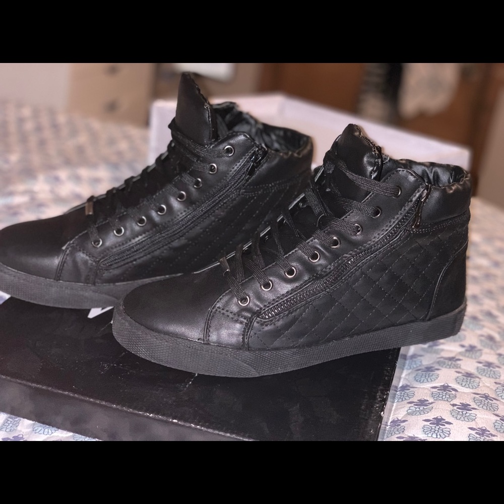 WANTED Perry Sneakers